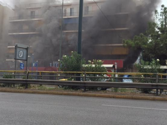Μεγάλη φωτιά σε εξέλιξη σε κέντρο διασκέδασης στη Συγγρού